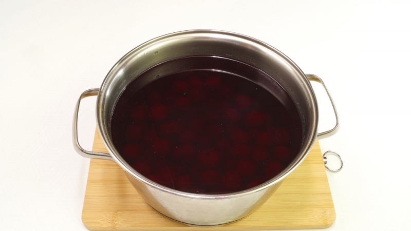 Компот из вишни в кастрюле
