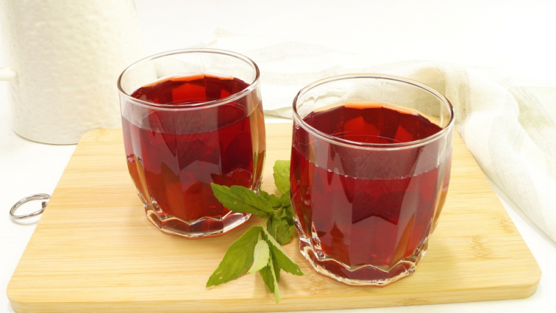 Компот из вишни в кастрюле