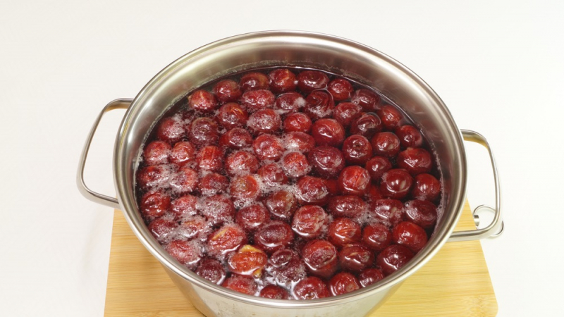 Компот из вишни в кастрюле