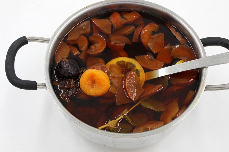 Компот из чернослива и кураги: как варить в кастрюле