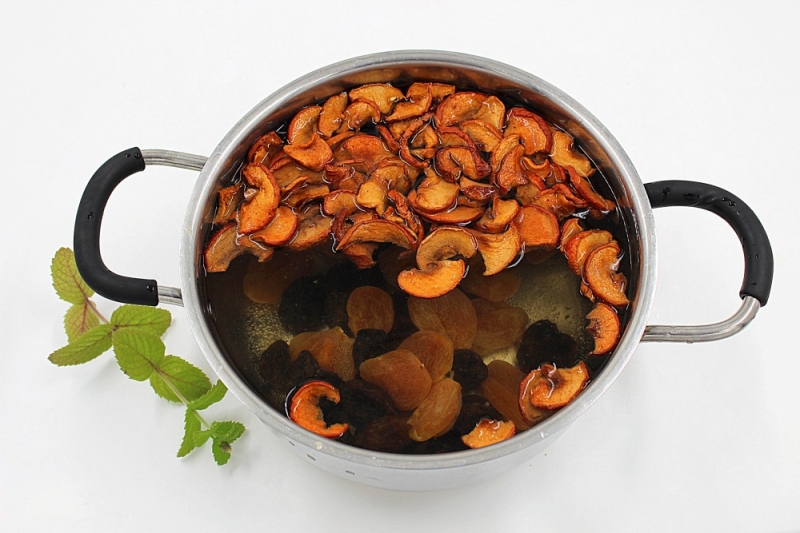 Компот из чернослива и кураги: как варить в кастрюле
