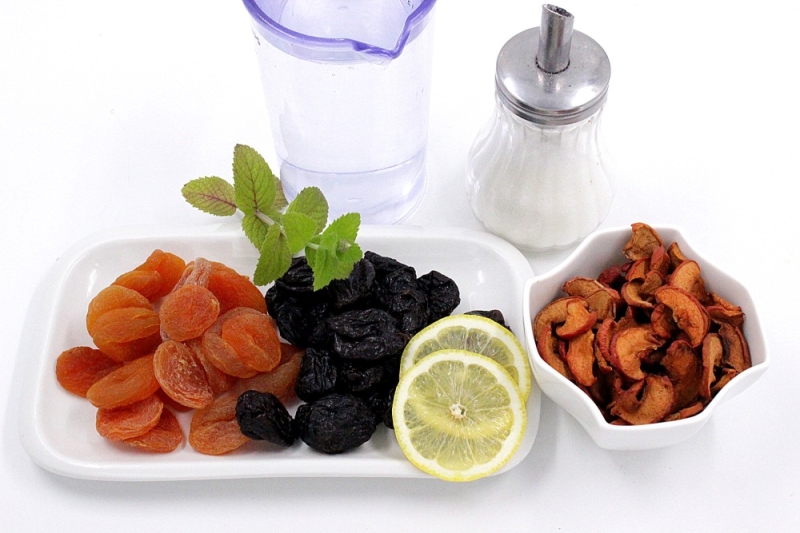 Компот из чернослива и кураги: как варить в кастрюле