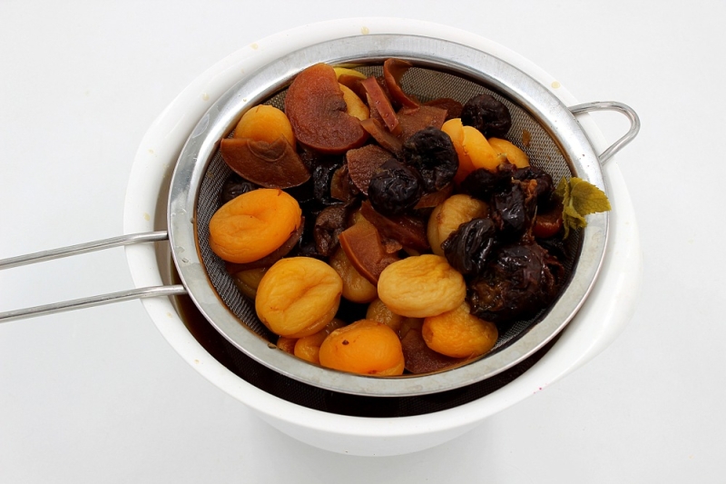 Компот из чернослива и кураги: как варить в кастрюле