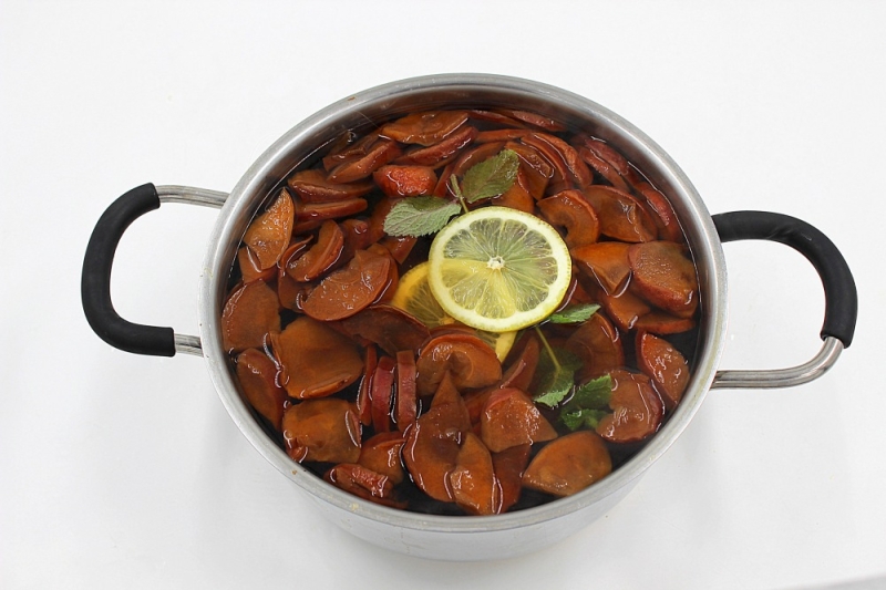 Компот из чернослива и кураги: как варить в кастрюле