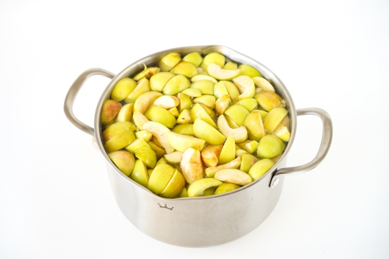 Компот из яблок в кастрюле на каждый день