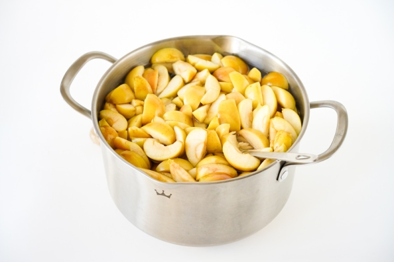 Компот из яблок в кастрюле на каждый день