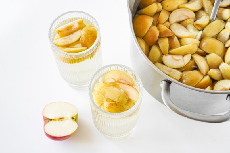 Компот из яблок в кастрюле на каждый день