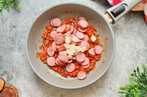 Капустная солянка с сосиской